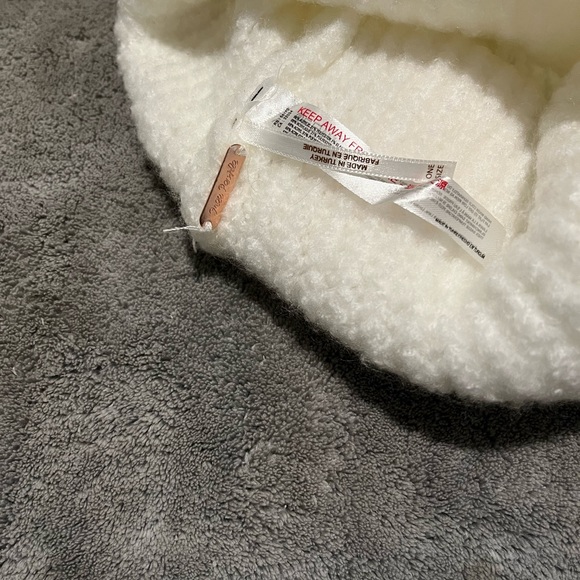 Free People Womens Head in The Clouds Fuzzy Winter Beanie Hat Ivory - Picture 4 of 5